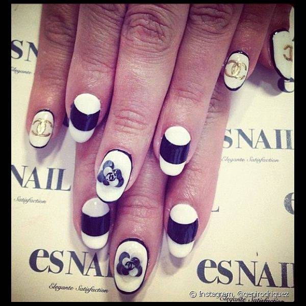 A nail art em camadas compôs o look de Genesis Rodriguez que escolheu homenagear a grife Chanel